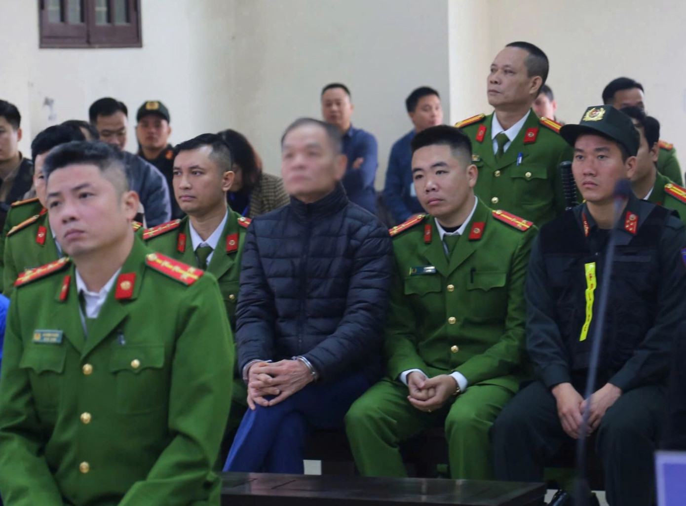 Ông Lê Thanh Vân (mặc áo phao màu đen) bị truy tố về tội danh “Lợi dụng chức vụ, quyền hạn gây ảnh hưởng đối với người khác để trục lợi”.