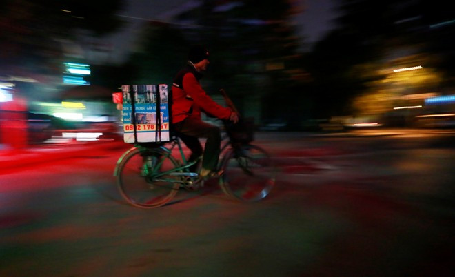 1h sáng 21/11 nhiệt độ ngoài trời đo được là 6 độ C, cái lạnh thấu da thấu thịt. Đường phố vắng lặng, chỉ còn một vài người lặng lẽ mưu sinh