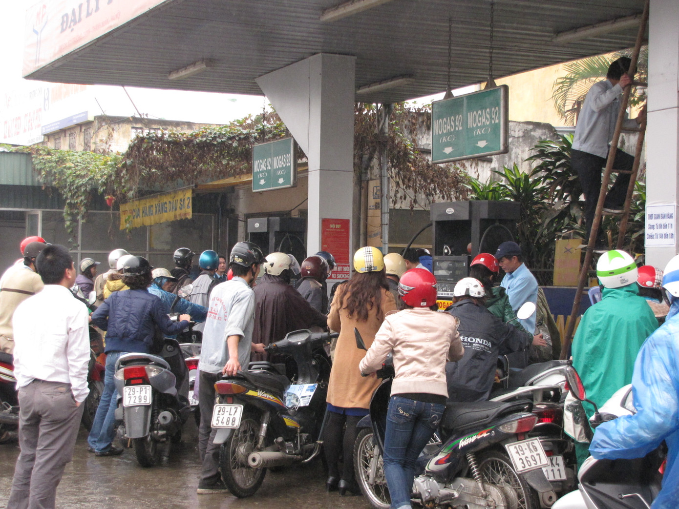 Lúc 9h40 hàng chục người xếp hàng chờ mua xăng tại cây xăng 171 Trường Chinh (Q.Thanh Xuân, Hà Nội) 