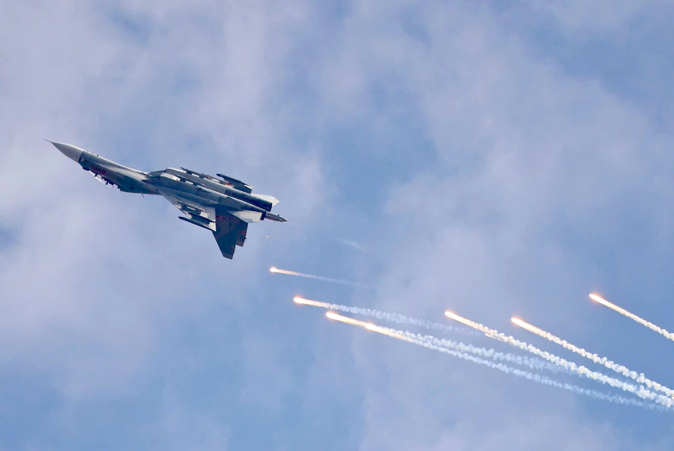 SU-30MK2 trình diễn màn xoay vòng thả bẫy mồi đẳng cấp với độ khó rất cao.