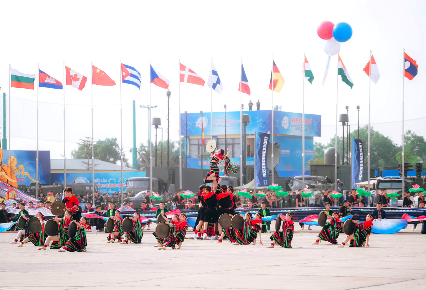 Lễ khai mạc với các tiết mục đặc sắc về đất nước, con người Việt Nam cùng khát vọng hòa bình và tinh thần kết nối năm châu do hơn 2.000 cán bộ, chiến sĩ, nghệ sĩ Quân đội nhân dân Việt Nam thể hiện.