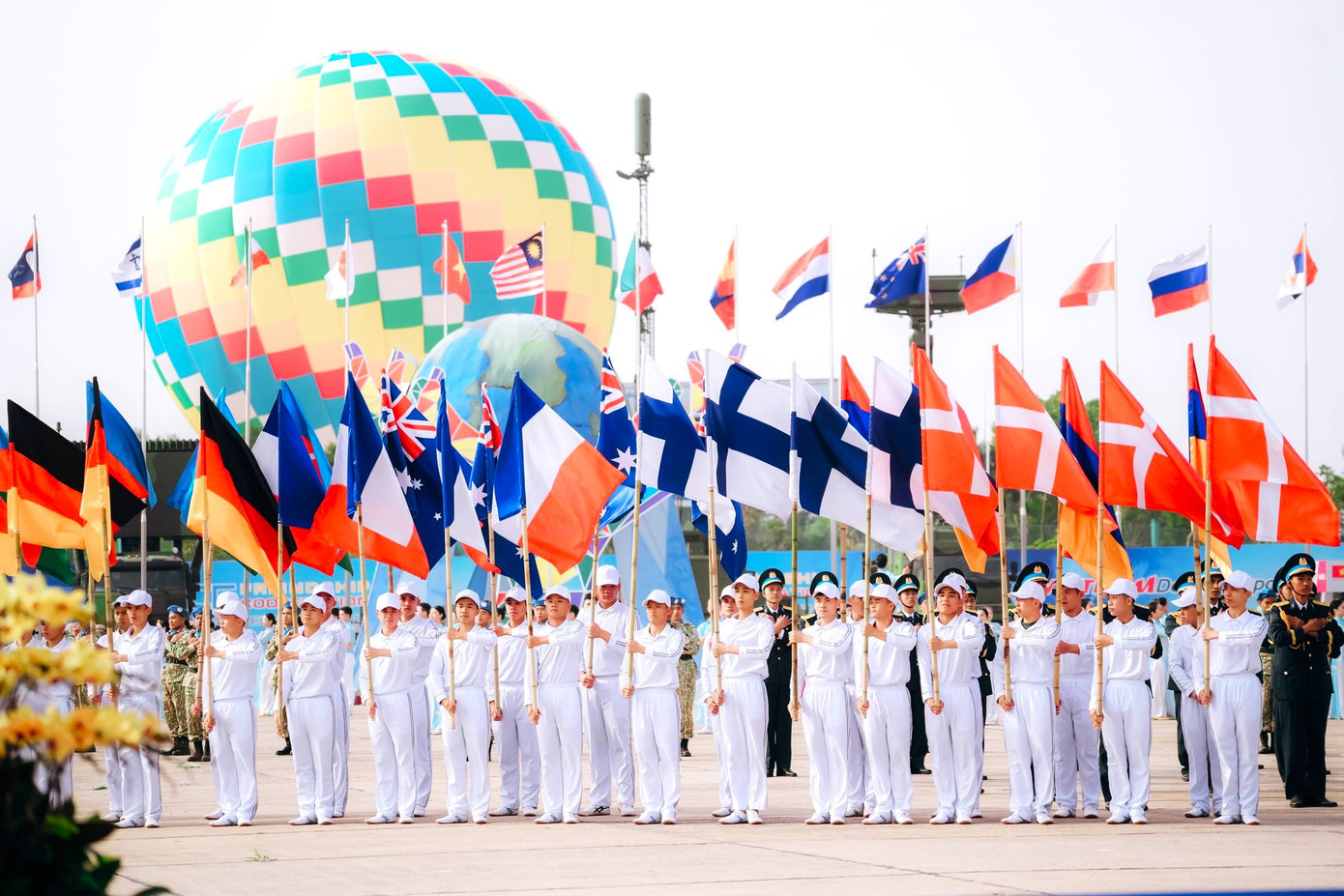 Lễ khai mạc với các tiết mục đặc sắc về đất nước, con người Việt Nam cùng khát vọng hòa bình và tinh thần kết nối năm châu do hơn 2.000 cán bộ, chiến sĩ, nghệ sĩ Quân đội nhân dân Việt Nam thể hiện.