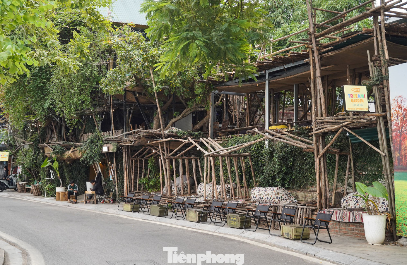 Các quán cà phê ven hồ Tây ế ẩm trong ngày cuối tuần.