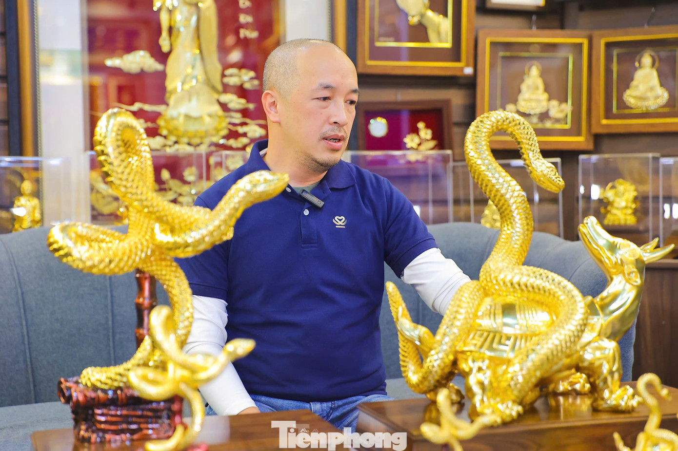 Ông Nguyễn Tùng Lâm, chủ một cơ sở dát vàng ở Hà Nội cho biết nhu cầu quà tặng, đồ phong thủy dát vàng ngày càng được ưa chuộng, đơn đặt hàng thường tăng vào dịp cuối năm.