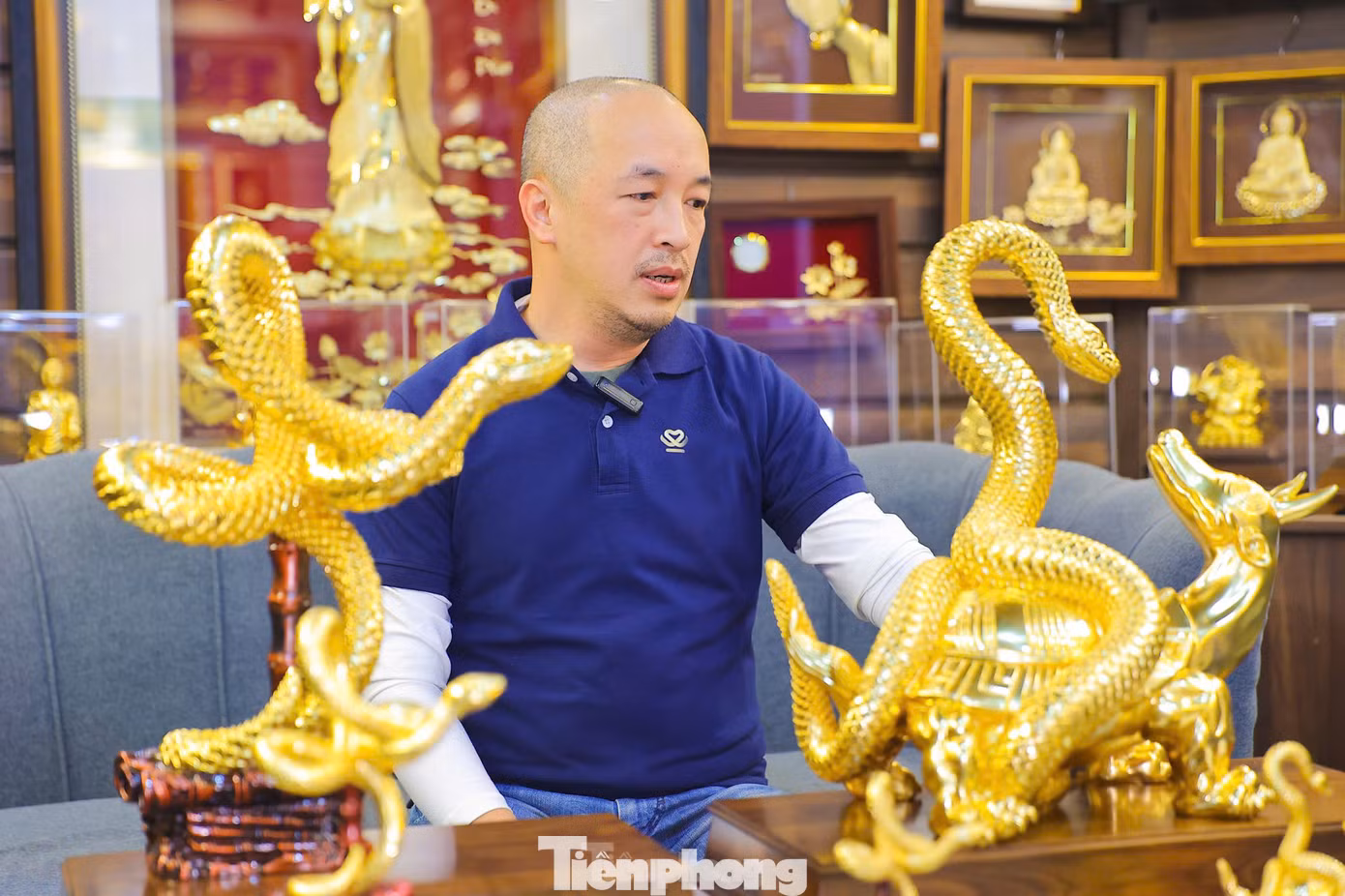 Ông Nguyễn Tùng Lâm, chủ một cơ sở dát vàng ở Hà Nội cho biết nhu cầu quà tặng, đồ phong thủy dát vàng ngày càng được ưa chuộng, đơn đặt hàng thường tăng vào dịp cuối năm.