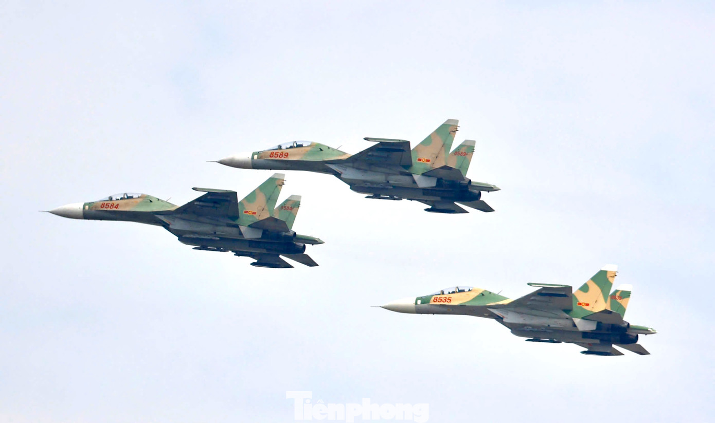 Các biên đội tiêm kích Su30-MK2 bay biểu diễn với các đội hình và nhiều động tác nhào lộn đẹp mắt ở độ cao thấp quanh khu vực sân bay Gia Lâm.