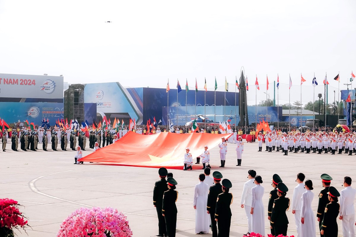 Sau chương trình nghệ thuật là lễ chào cờ của nước chủ nhà Việt Nam