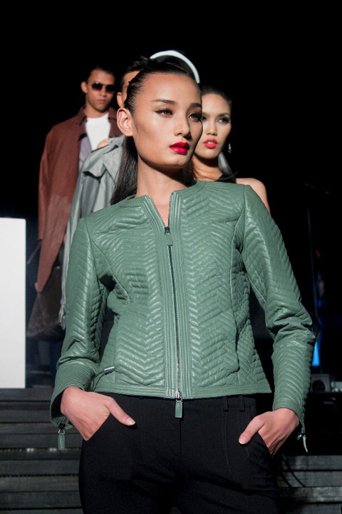 Cô trình diễn rất ấn tượng trên sàn catwalk. Cô trình diễn rất ấn tượng trên sàn catwalk