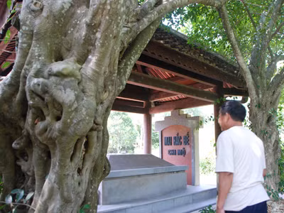 Mộ Mai Hắc Đế. Ảnh: X.B . Mộ Mai Hắc Đế. Ảnh: X.B