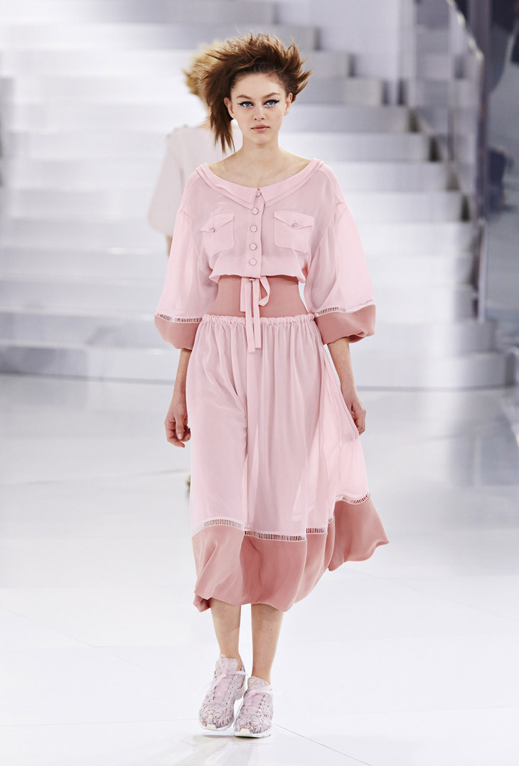 BST Spring 2014 Haute Couture của Chanel ghi nhận sự xâm chiếm của những đôi giày thể thao phối cùng với trang phục nữ tính.