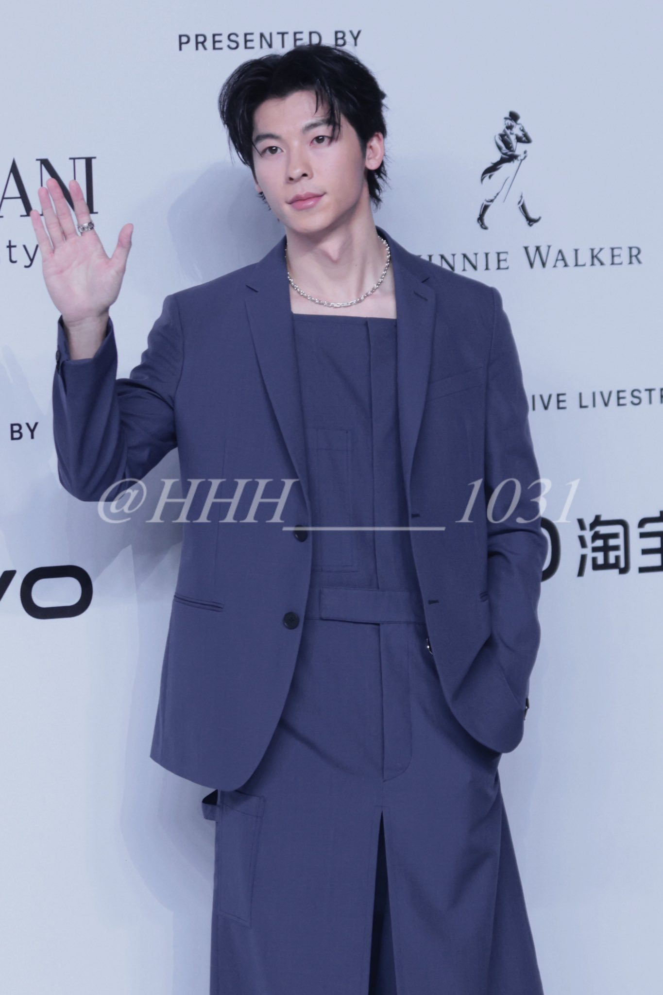 "Chồng quốc dân" Hứa Quang Hán bảnh bao tại thảm đỏ GQ Thịnh Điển. Tuy trang phục không quá đặc sắc, nam tài tử Đài Loan vẫn khiến dân tình "phát điên" với nhan sắc cực phẩm.