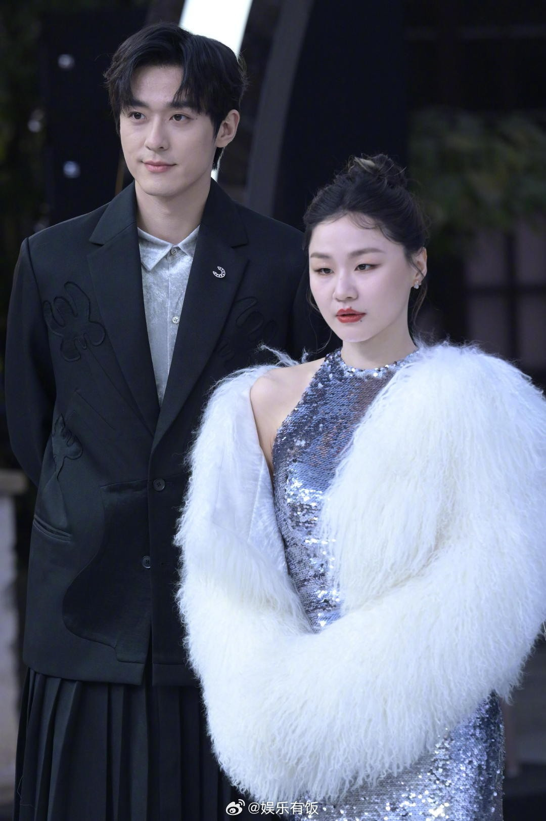 Cặp đôi &quot;tấu hài&quot; gây sốt Vân Chi Vũ, Kim Tĩnh - Tôn Thần Thuân sánh đôi tại sự kiện.