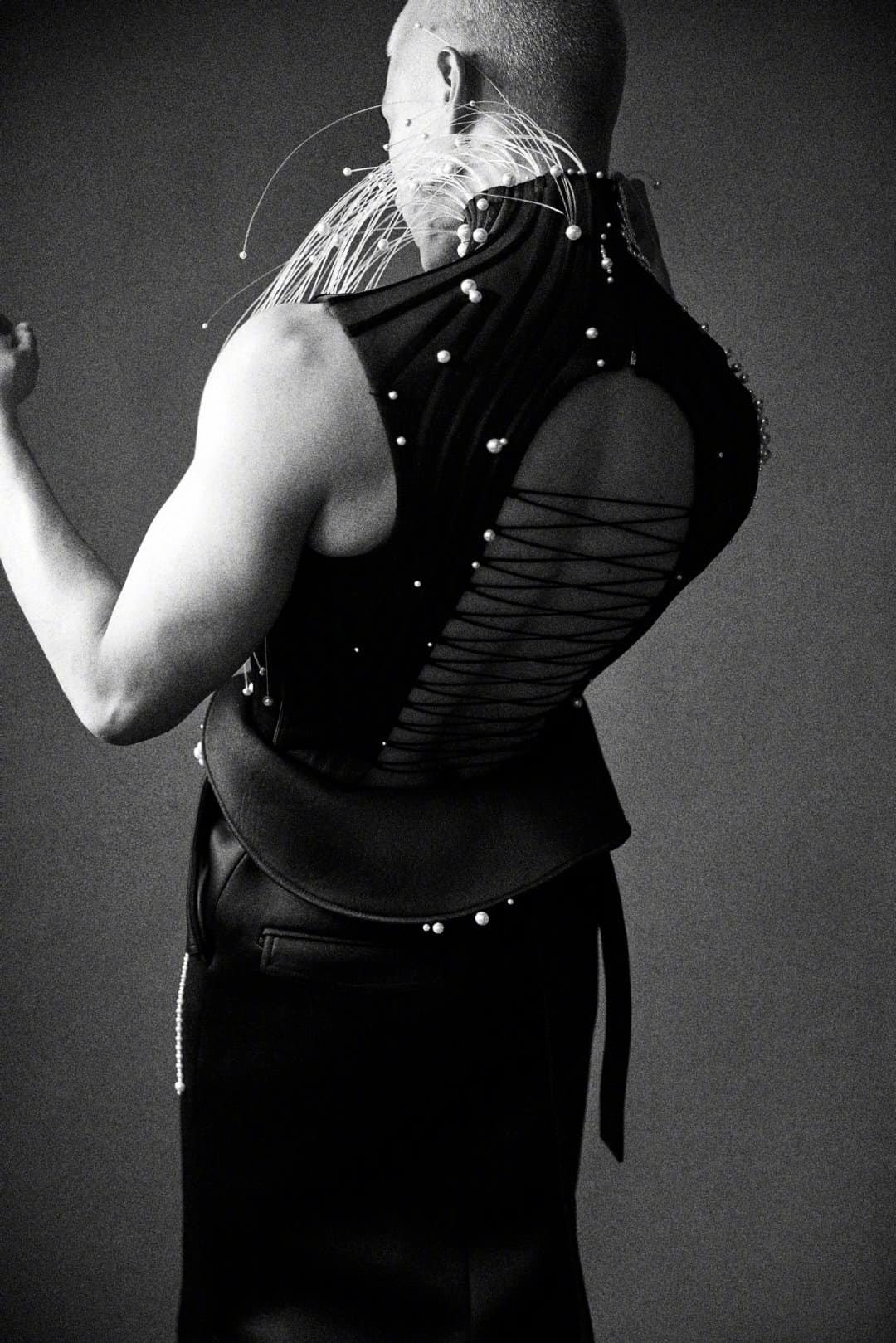 Sau khi gây sốt với tạo hình “ông bố bỉm sữa”, Mika tiếp tục “điên” trên thảm đỏ sự kiện với trang phục tông đen chủ đạo. Mỹ nam khoe sắc vóc cực phẩm với thiết kế áo ba lỗ, đan dây lưng thuộc BST Haute Couture Xuân Hè 2023 của thương hiệu Robert Wun.