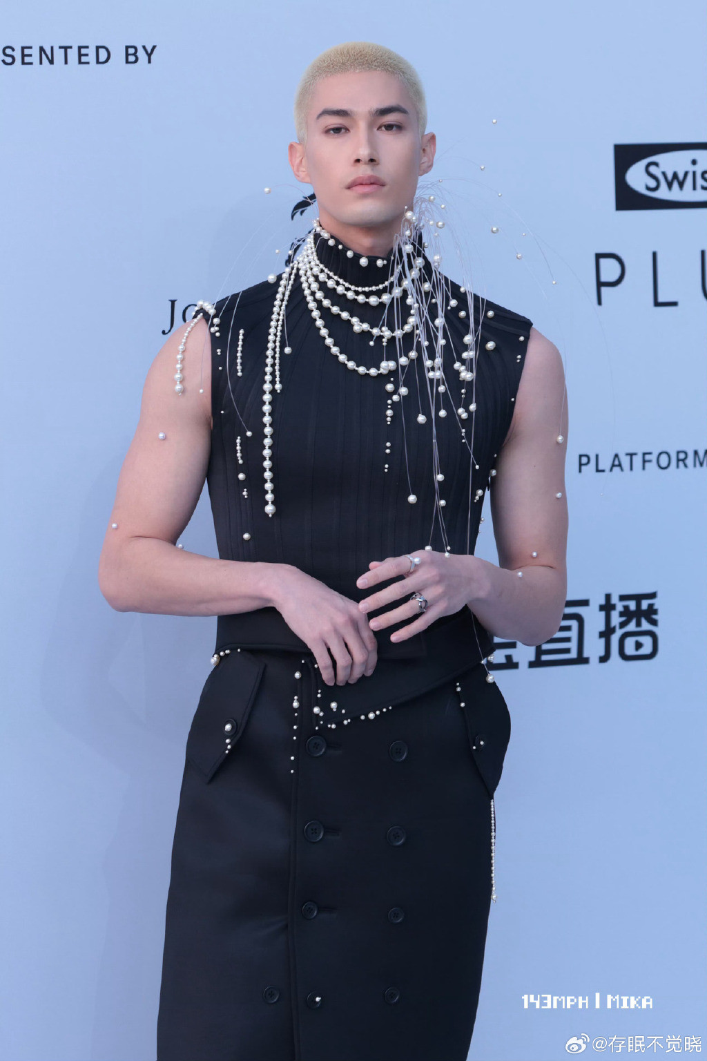 Sau khi gây sốt với tạo hình “ông bố bỉm sữa”, Mika tiếp tục “điên” trên thảm đỏ sự kiện với trang phục tông đen chủ đạo. Mỹ nam khoe sắc vóc cực phẩm với thiết kế áo ba lỗ, đan dây lưng thuộc BST Haute Couture Xuân Hè 2023 của thương hiệu Robert Wun.