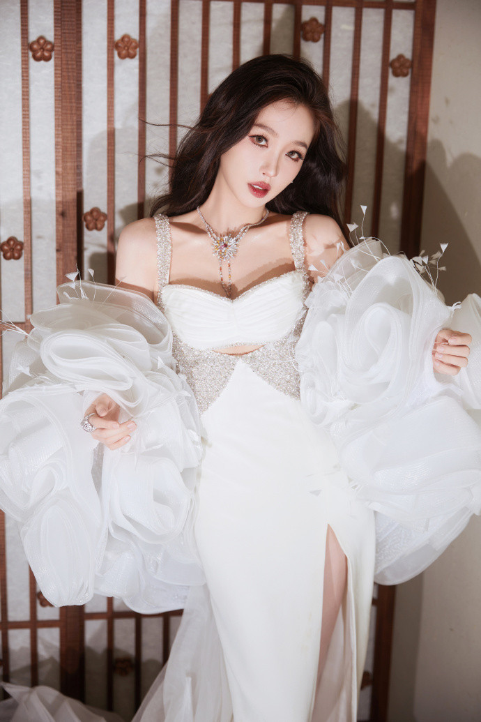 Khách mời đặc biệt Ngu Thư Hân được công bố sát &quot;giờ G&quot;. Nhan sắc của nữ diễn viên trên thảm đỏ được cho là khác xa so với hình ảnh từ phòng làm việc.