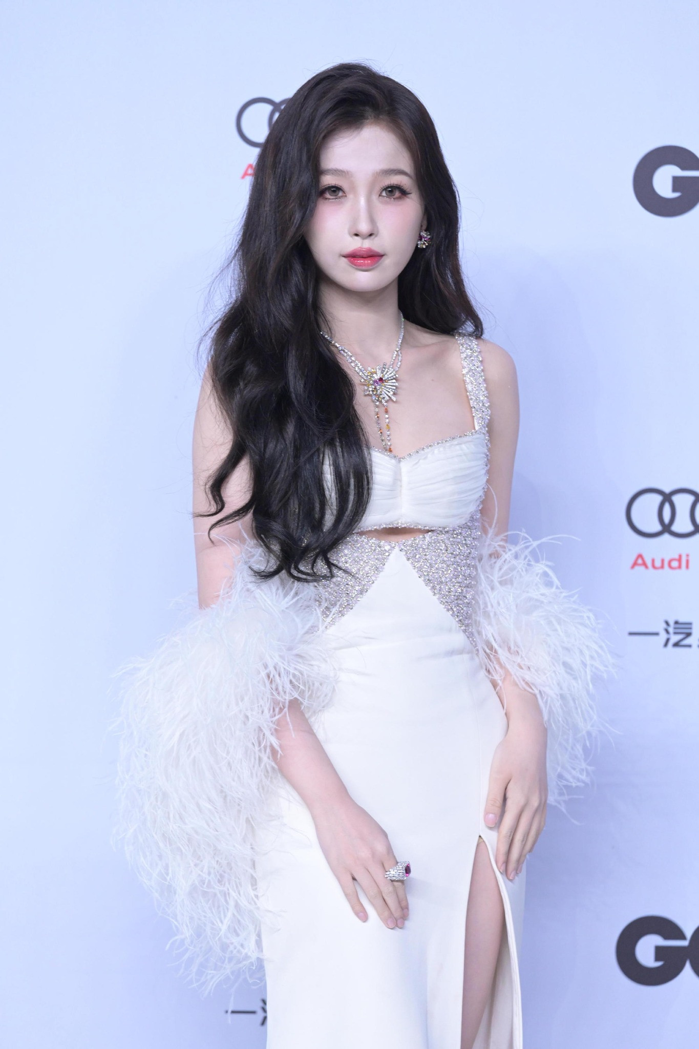 Khách mời đặc biệt Ngu Thư Hân được công bố sát &quot;giờ G&quot;. Nhan sắc của nữ diễn viên trên thảm đỏ được cho là khác xa so với hình ảnh từ phòng làm việc.