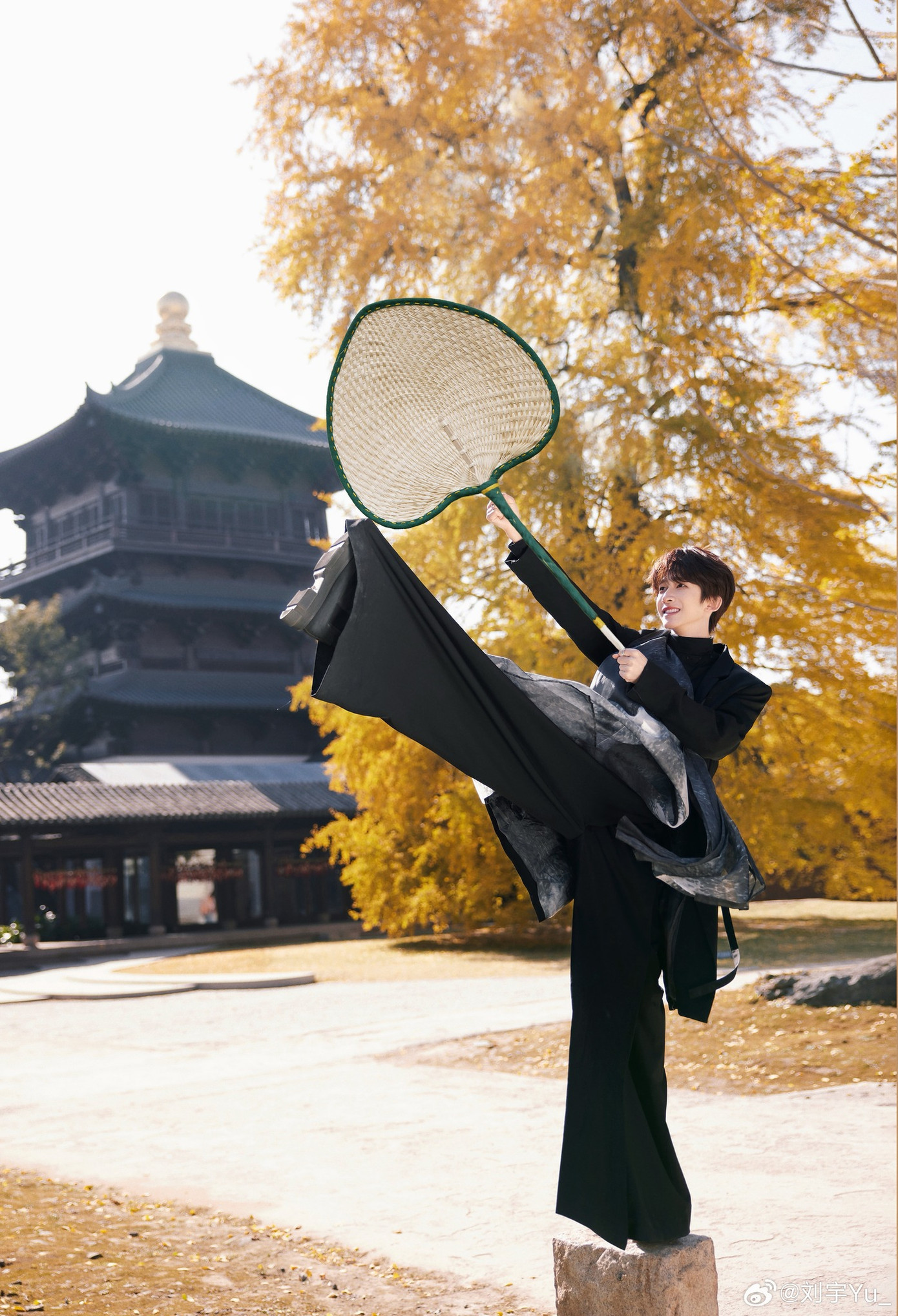 Trước đó, mỹ nam Sáng Tạo Doanh cũng chiêu đãi khán giả 2 tạo hình cổ trang ấn tượng.