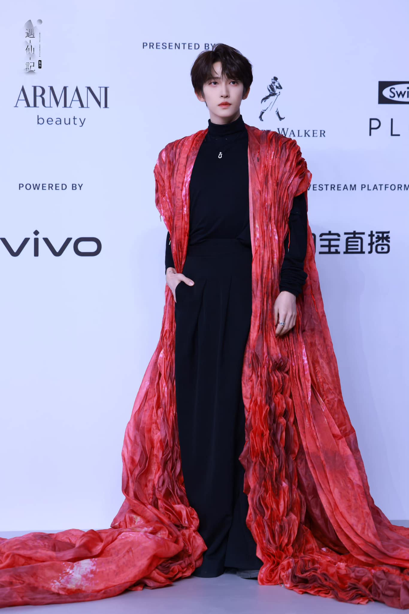 Lưu Vũ hút hồn với tà áo dài thướt tha tại thảm đỏ. Được biết, trang phục của mỹ nam Hoa ngữ thuộc BST Haute Couture Thu Đông 2023 của thương hiệu Yuima Nakazato.