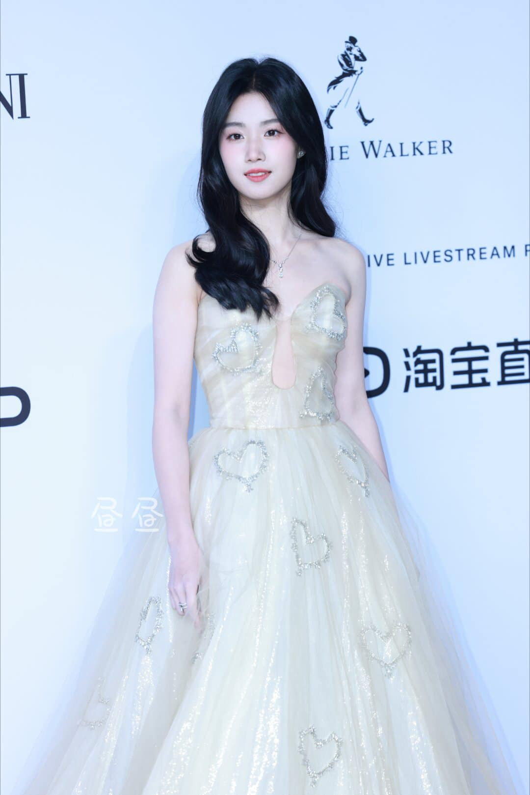 Tương tự như Trương Tân Thành, Lư Dục Hiểu bị đánh giá là nhạt nhòa tại thảm đỏ GQ Thịnh Điển 2023.