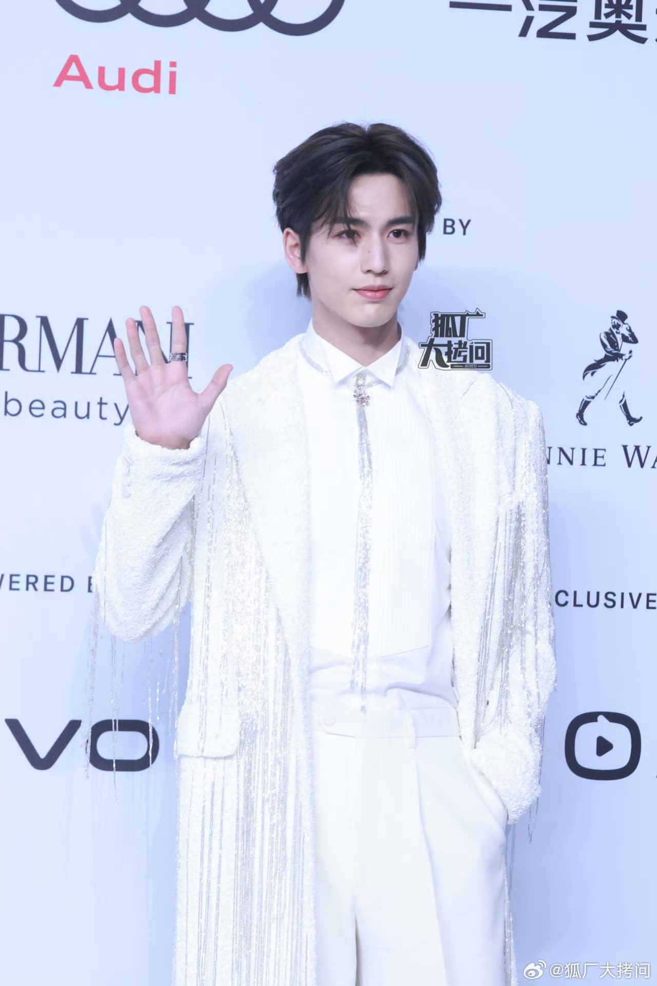 Trương Lăng Hách trong trang phục sequin thiết kế riêng đến từ nhà mốt IVAN YONG.