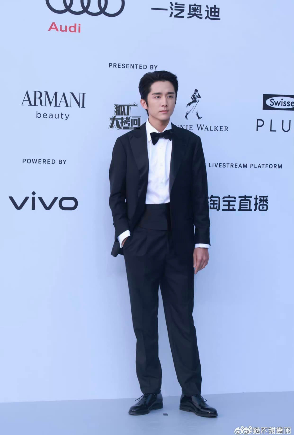 Trương Tân Thành &quot;chìm nghỉm&quot; giữa dàn phục trang độc đáo của dàn sao Hoa ngữ. Netizen nhận xét nam diễn viên trông như nhân viên pha chế tại sự kiện.