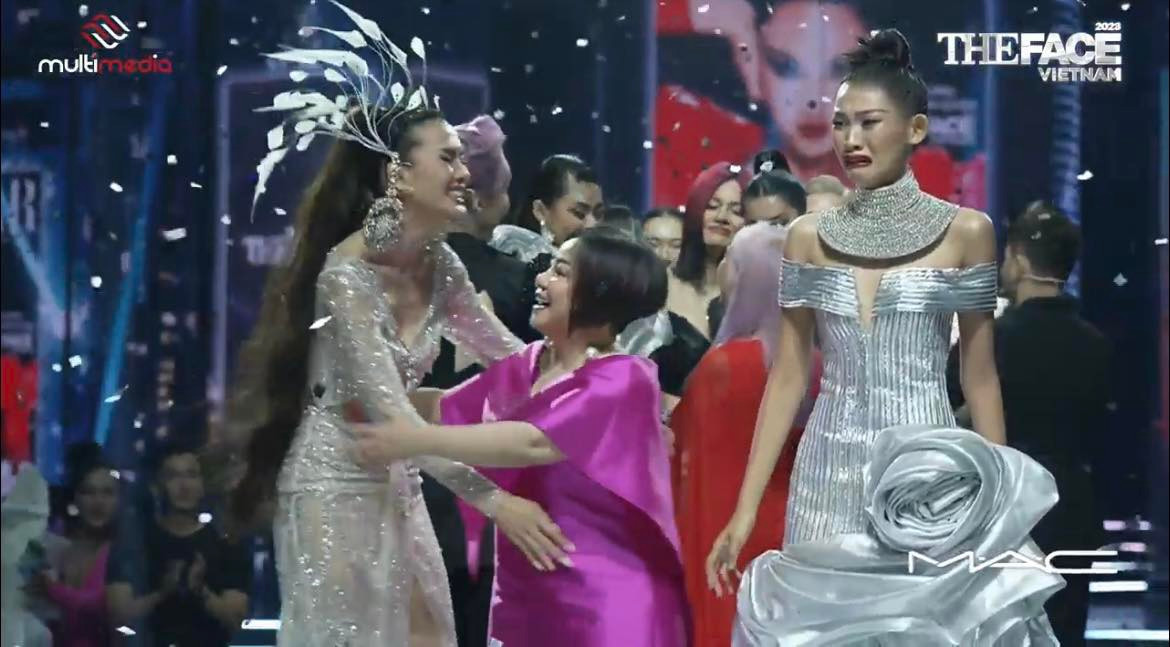 Khoảnh khắc xúc động của Tú Anh và mentor Anh Thư khi nhận kết quả chung cuộc.