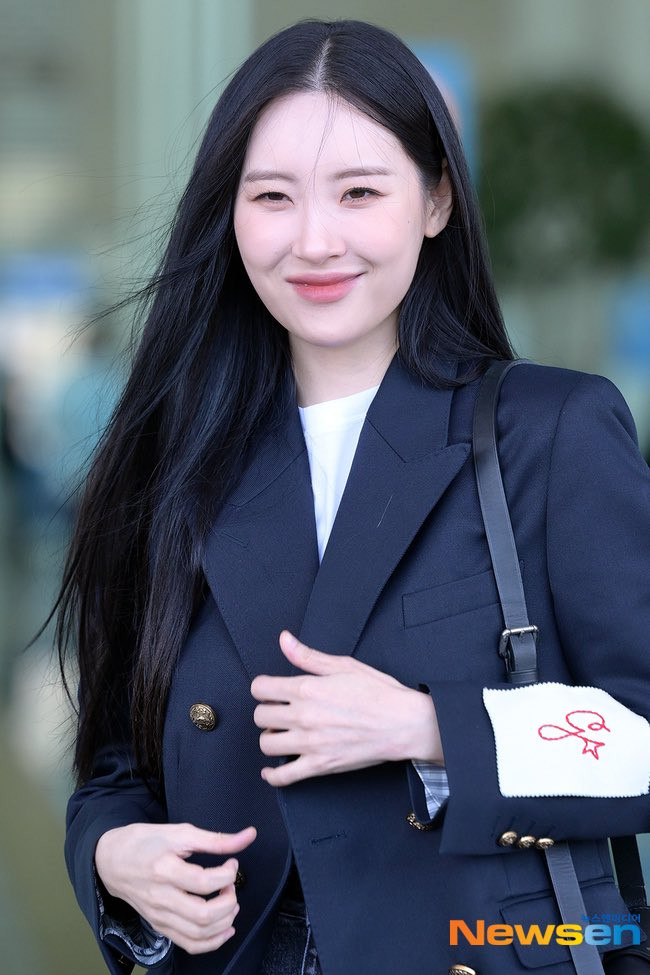 Cựu thành viên Wonder Girls kết hợp trang phục blazer cùng chân váy jeans, giày thể thao. Cựu thành viên Wonder Girls kết hợp trang phục blazer cùng chân váy jeans, giày thể thao.