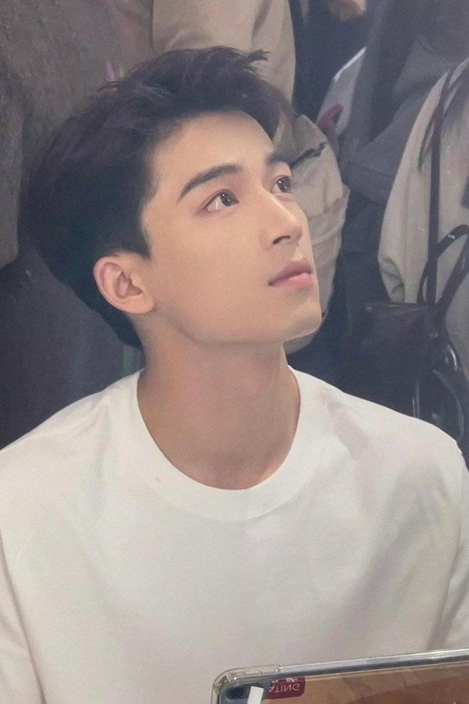 Trong các hình ảnh đời thường, visual của nam diễn viên sinh năm 2002 được ví như tình đầu.