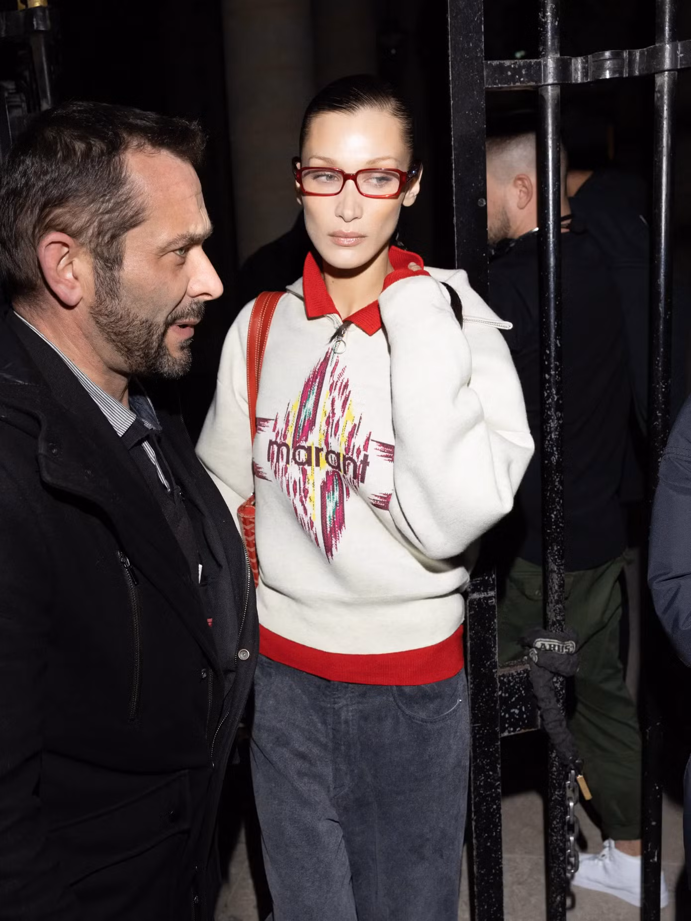 Bella Hadid được cho là "tín đồ của kính Bayonetta". Nữ siêu mẫu nhiều lần được bắt gặp dạo phố với loạt gọng kính Bayonetta thời thượng.