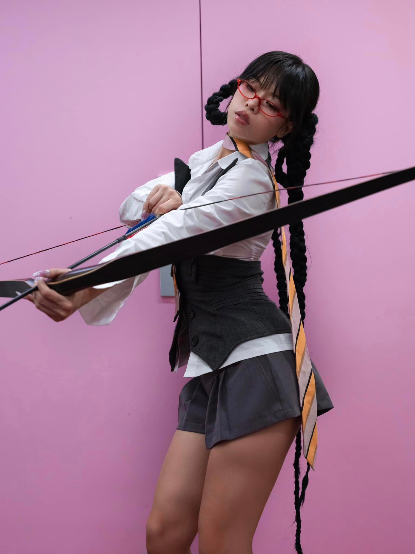 tlinh cũng lựa chọn phiên bản gọng kính nhựa màu đỏ hình oval xuất hiện trong sản phẩm ca nhạc mới của mình. tlinh cũng lựa chọn phiên bản gọng kính nhựa màu đỏ hình oval xuất hiện trong sản phẩm ca nhạc mới của mình.