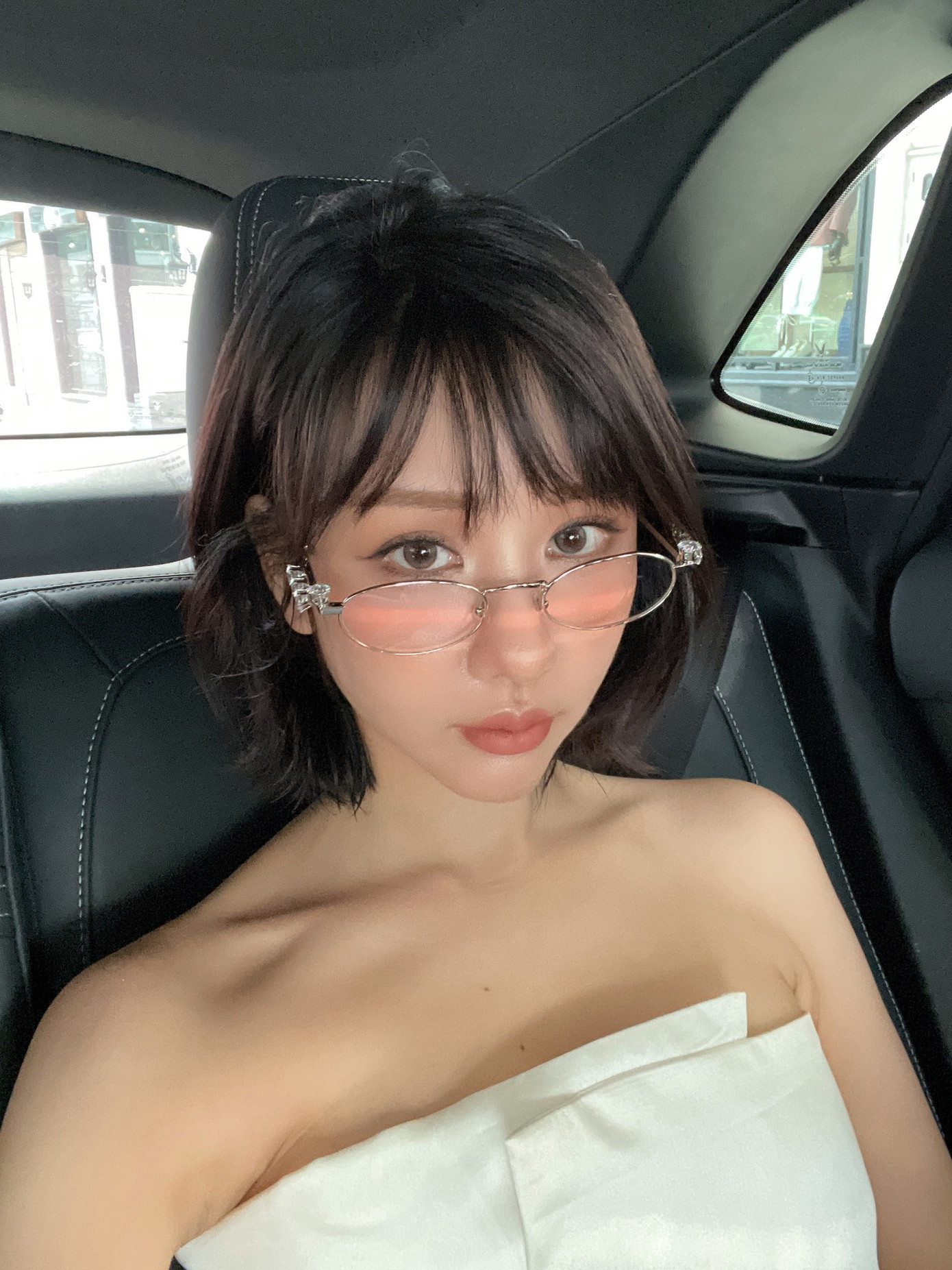 Ca sĩ Min thời thượng với thiết kế kính đình đám. Ca sĩ Min thời thượng với thiết kế kính đình đám.