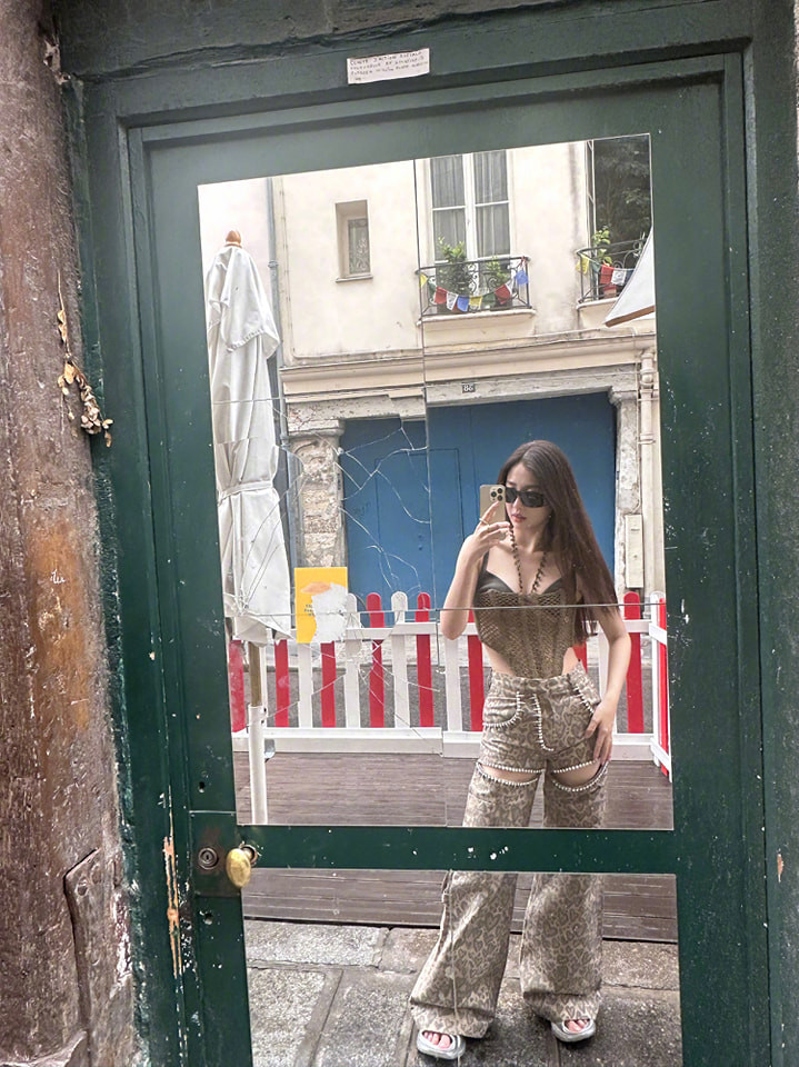 Quần họa tiết phá cách kết hợp cùng áo dáng corset.