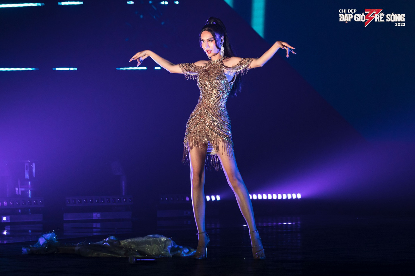 Lynk Lee với trang phục cực kỳ tôn dáng, gợi nhớ bộ trang phục Hoa hậu Thùy Tiên từng diện. Lynk Lee với trang phục cực kỳ tôn dáng, gợi nhớ bộ trang phục Hoa hậu Thùy Tiên từng diện.