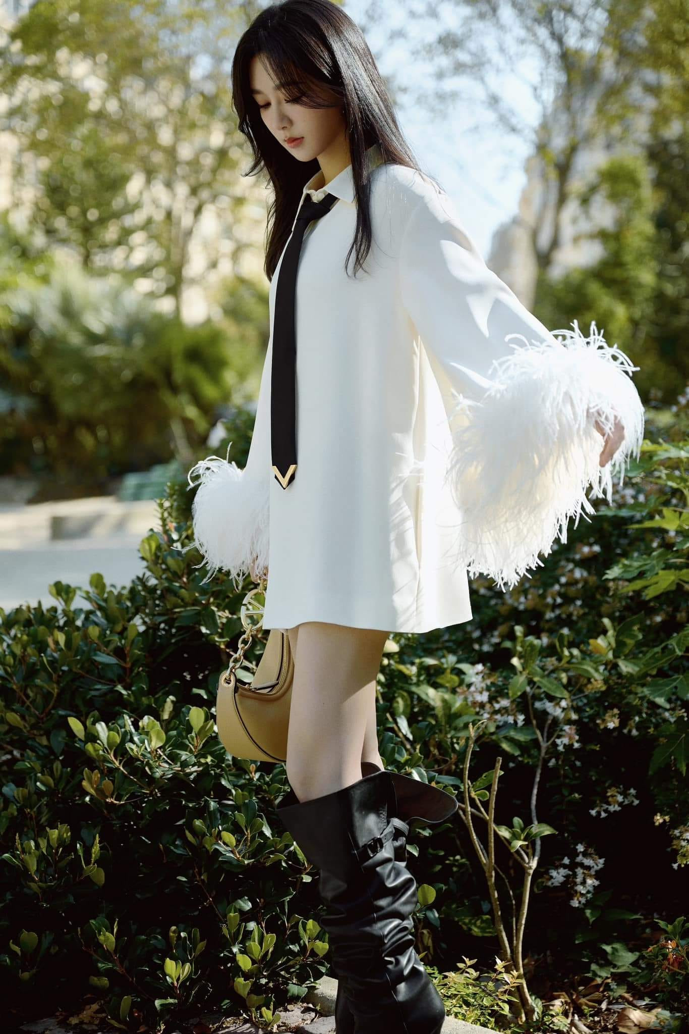 Dương Tử xuất hiện trong show diễn của nhà mốt Valentino với váy sơ mi trắng. Dương Tử xuất hiện trong show diễn của nhà mốt Valentino với váy sơ mi trắng.