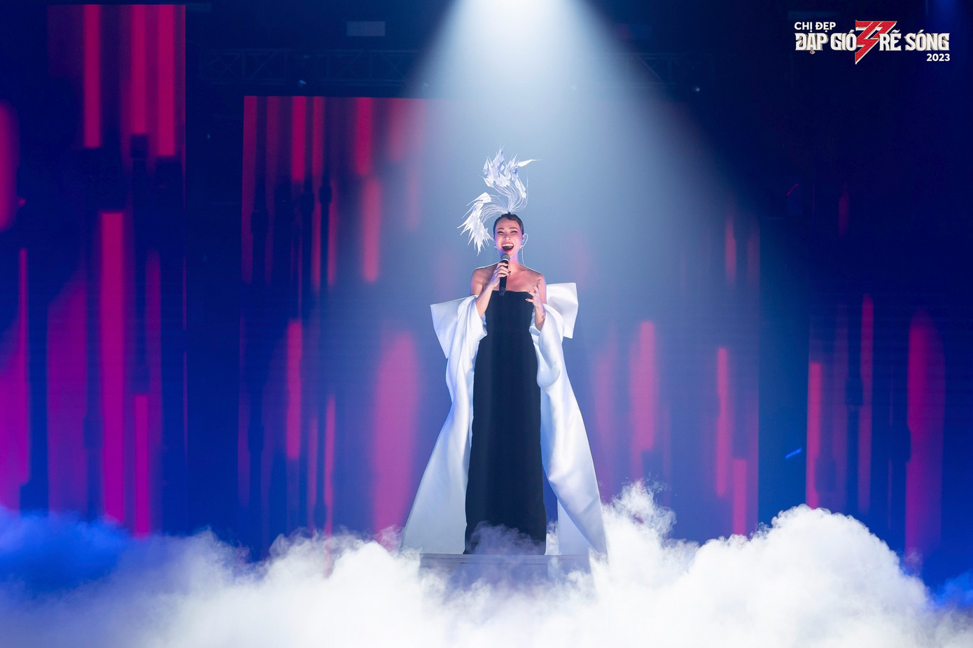 Uyên Linh có lựa chọn trang phục gần giống phong cách của đàn chị Thu Phương, thiết kế đầm cúp ngực kết hợp với áo choàng, phụ kiện cài đầu tạo ấn tượng. Uyên Linh có lựa chọn trang phục gần giống phong cách của đàn chị Thu Phương, thiết kế đầm cúp ngực kết hợp với áo choàng, phụ kiện cài đầu tạo ấn tượng.