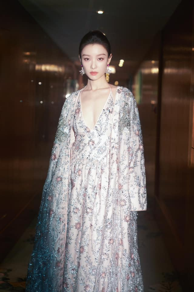 Nghê Ni khoe sắc trong thiết kế váy đính kết màu hồng nhạt thuộc BST Xuân Hè 2024 của thương hiệu M Essential, kết hợp trang sức Cindy Chao.