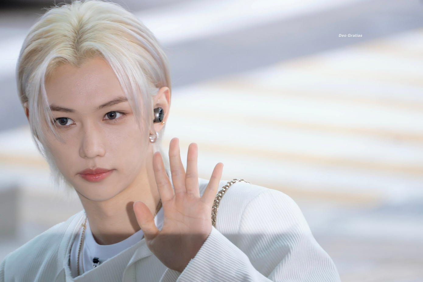 Cận cảnh nhan sắc của nam thần tượng tại sân bay. Cận cảnh nhan sắc của nam thần tượng tại sân bay.