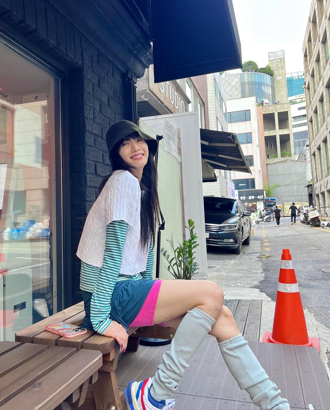 Cô nàng thử thách bản thân với trang phục trẻ trung phối layer theo cách lạ mắt.