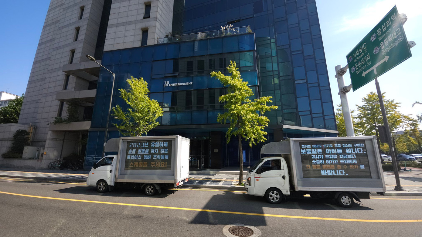 Cộng đồng người hâm mộ thậm chí còn cho chạy xe tải biểu tình đến trước trụ sở công ty JYP nhằm đòi quyền lợi cho nữ thần tượng. Cộng đồng người hâm mộ thậm chí còn cho chạy xe tải biểu tình đến trước trụ sở công ty JYP nhằm đòi quyền lợi cho nữ thần tượng.