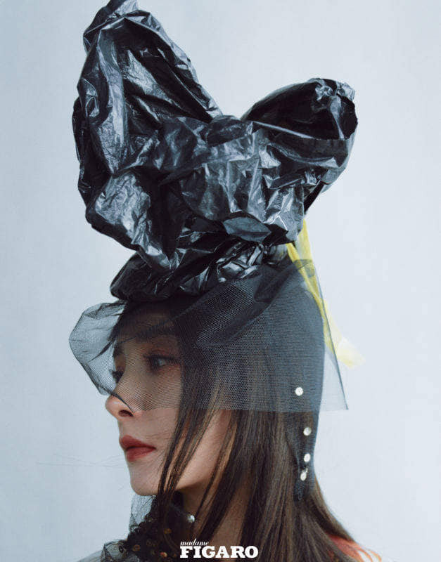 Món phụ kiện chiếc mũ đen cách điệu...