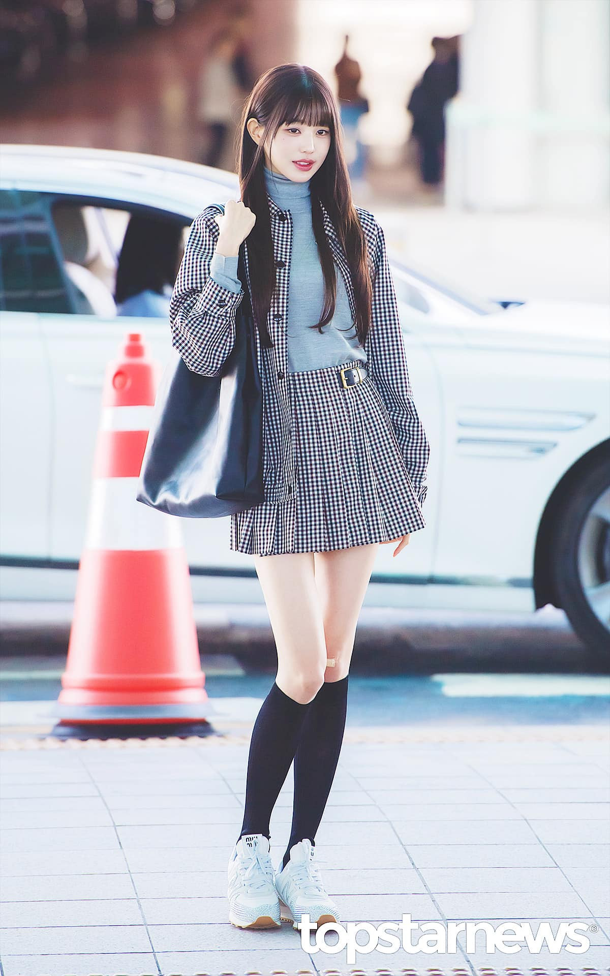 Nữ Đại sứ Miu Miu nổi bật với set trang phục kẻ caro trẻ trung. Nữ Đại sứ Miu Miu nổi bật với set trang phục kẻ caro trẻ trung.