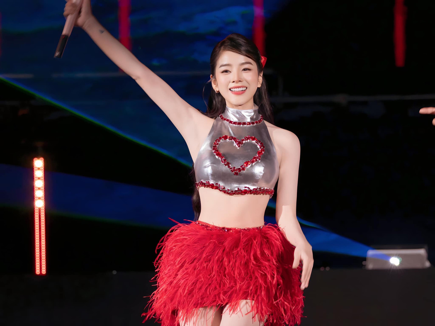 Nữ DJ 9X “bắt trend” với đồ diễn gam đỏ thời thượng.