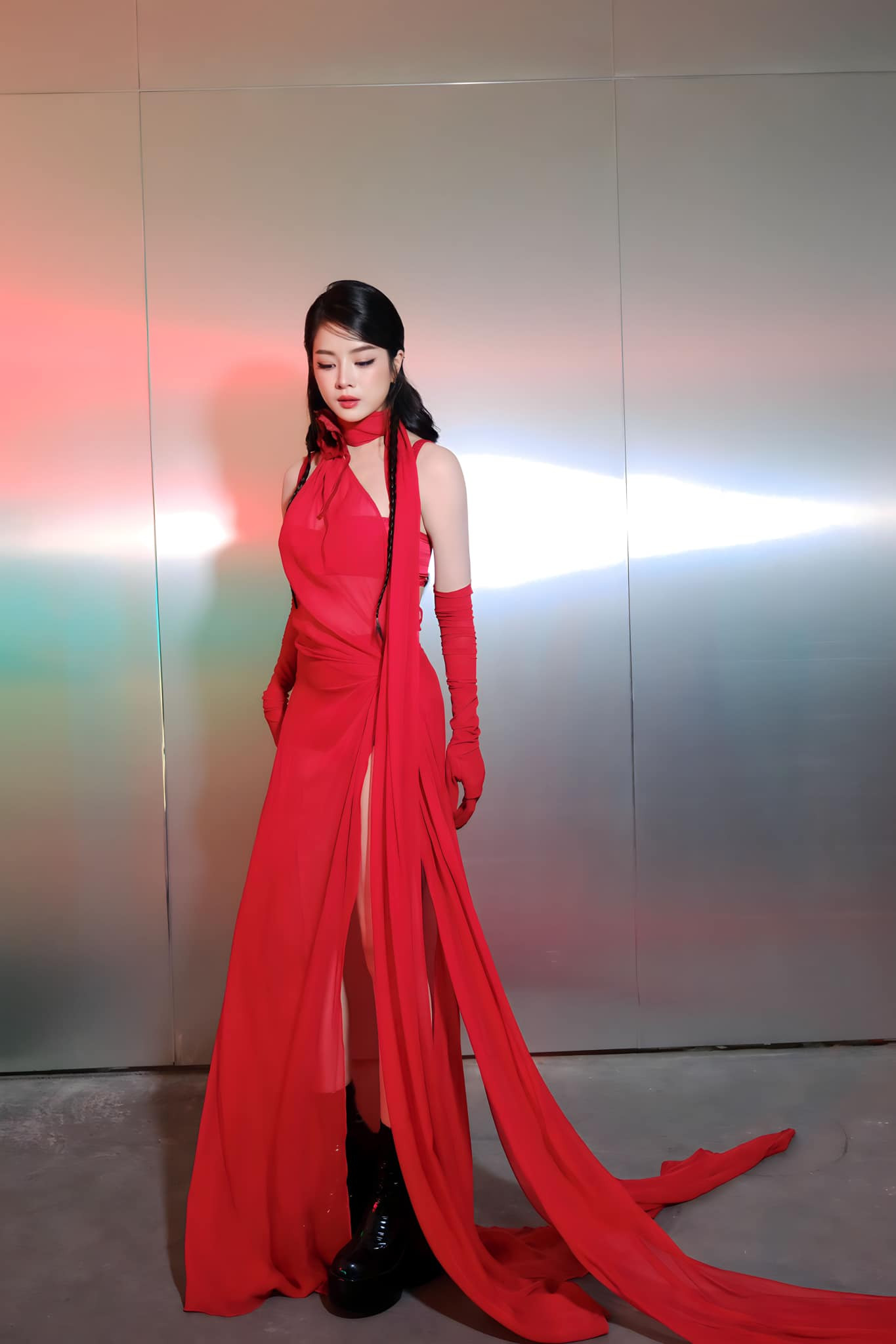 Nữ DJ 9X “bắt trend” với đồ diễn gam đỏ thời thượng.