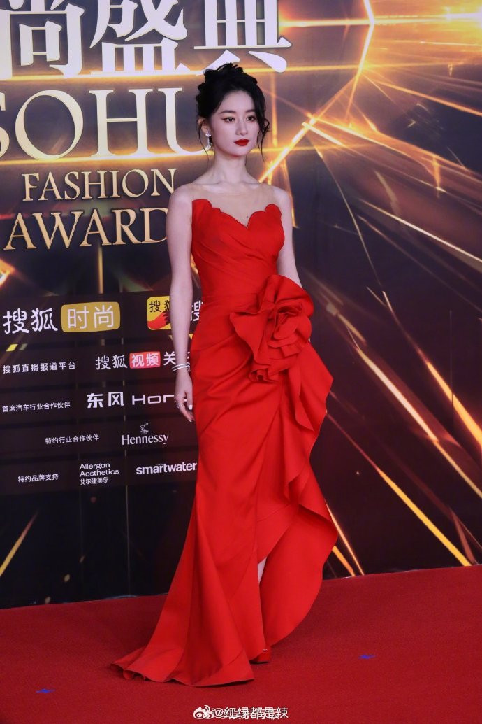 Ác nữ Ngự Giao Ký - Quách Hiểu Đình bùng nổ nhan sắc với váy dạ hội tông đỏ. Ác nữ Ngự Giao Ký - Quách Hiểu Đình bùng nổ nhan sắc với váy dạ hội tông đỏ.