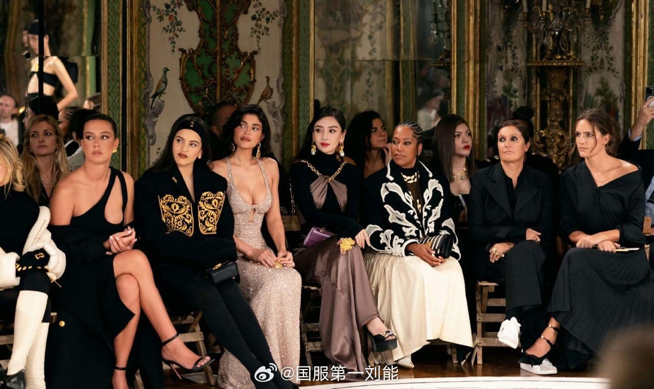 Angela Baby cùng Kylie Jenner tại hàng ghế đầu của show diễn Schiaparelli. Angela Baby cùng Kylie Jenner tại hàng ghế đầu của show diễn Schiaparelli.