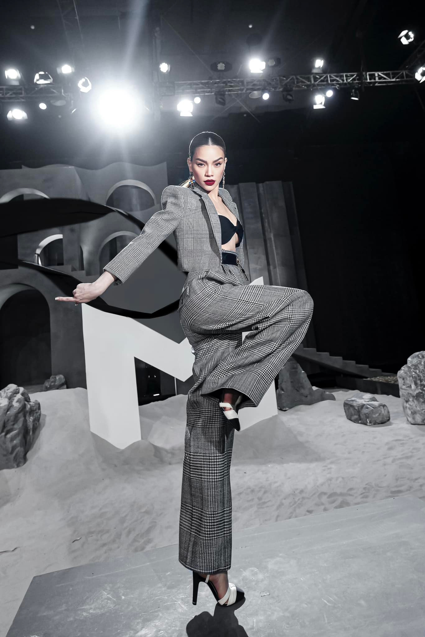 Nữ super mentor pose dáng với thần thái mạnh mẽ. Nữ super mentor pose dáng với thần thái mạnh mẽ.