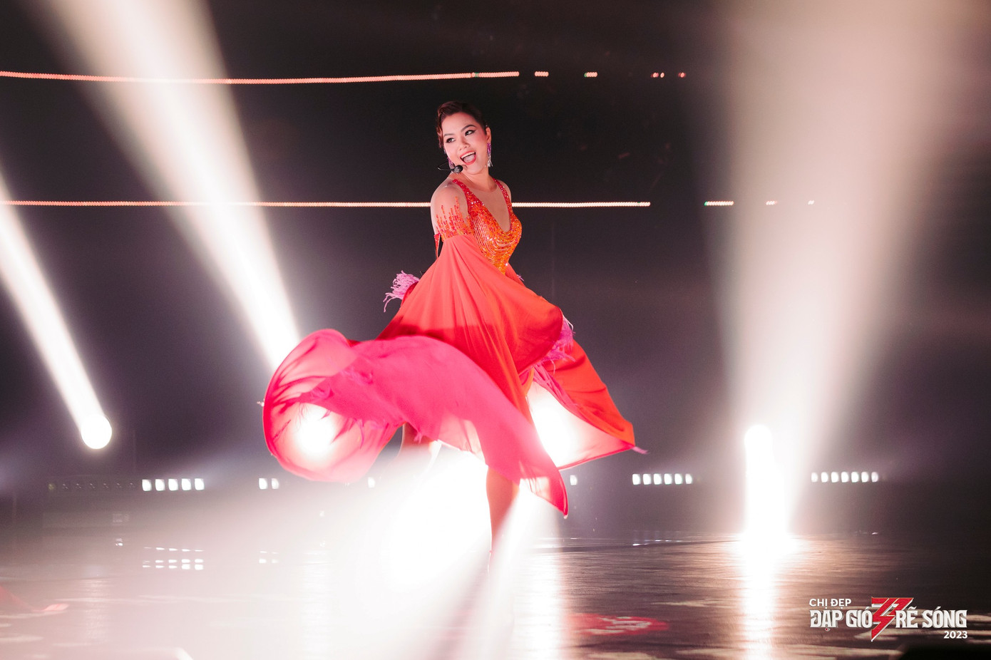 Phương Vy có màn biến hóa ấn tượng với thiết kế váy được lấy cảm hứng từ cộng đồng LGBT. Phương Vy có màn biến hóa ấn tượng với thiết kế váy được lấy cảm hứng từ cộng đồng LGBT.