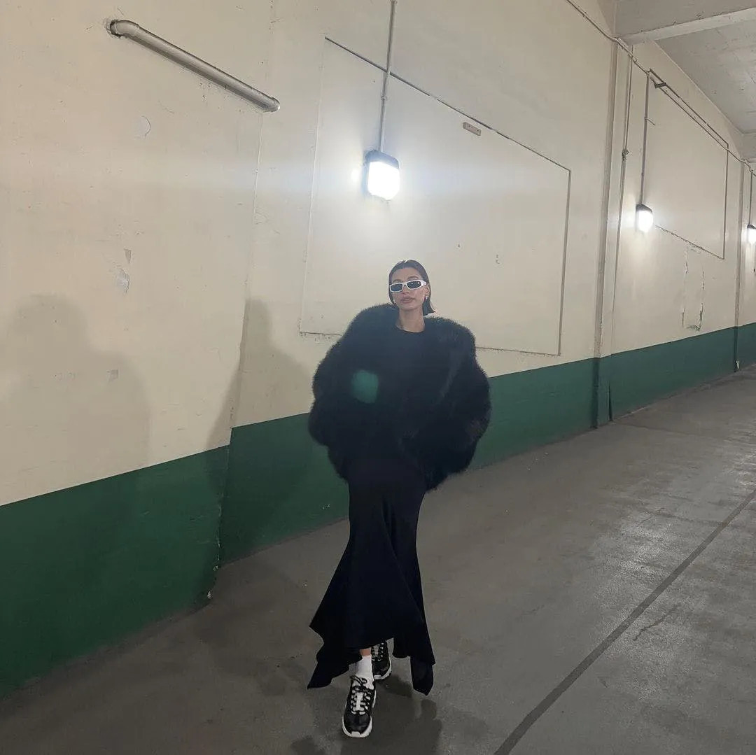 Hailey Bieber là fan cứng của mốt "chơi giày" phá cách.