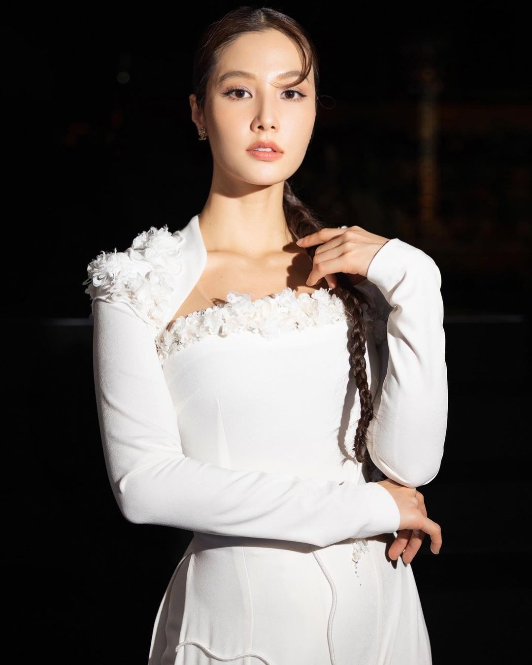 Tại các sự kiện, người đẹp 30 tuổi dần chuyển hướng phong cách giàu ngầm. Cô nàng tiết chế phụ kiện, lựa chọn váy áo form dáng cơ bản, diện mạo thanh lịch, sang trọng. Tại các sự kiện, người đẹp 30 tuổi dần chuyển hướng phong cách giàu ngầm. Cô nàng tiết chế phụ kiện, lựa chọn váy áo form dáng cơ bản, diện mạo thanh lịch, sang trọng.