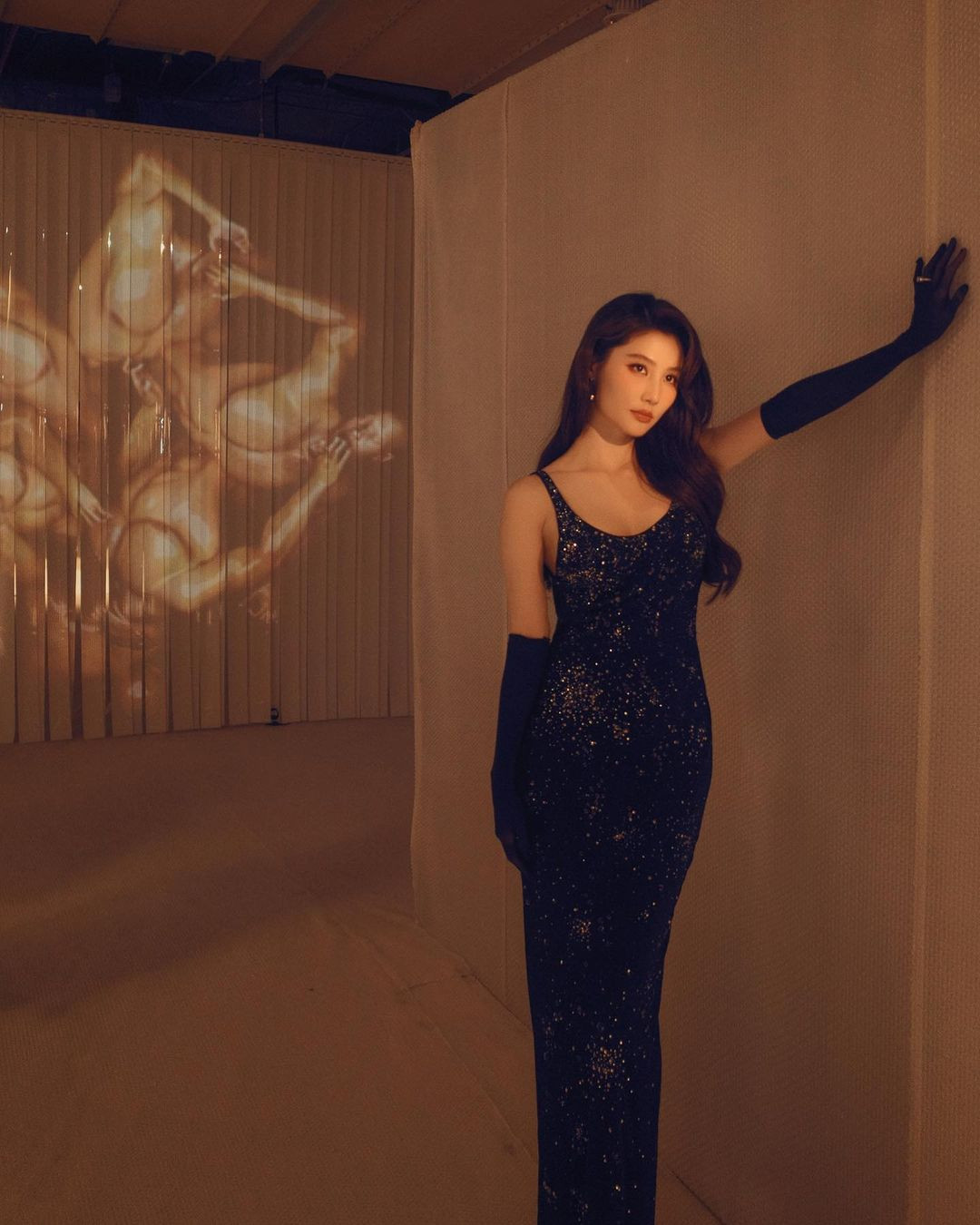 Tại các sự kiện, người đẹp 30 tuổi dần chuyển hướng phong cách giàu ngầm. Cô nàng tiết chế phụ kiện, lựa chọn váy áo form dáng cơ bản, diện mạo thanh lịch, sang trọng. Tại các sự kiện, người đẹp 30 tuổi dần chuyển hướng phong cách giàu ngầm. Cô nàng tiết chế phụ kiện, lựa chọn váy áo form dáng cơ bản, diện mạo thanh lịch, sang trọng.